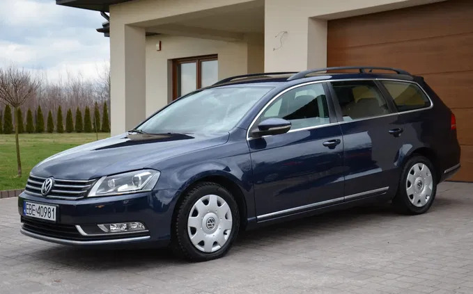 volkswagen passat Volkswagen Passat cena 32999 przebieg: 223669, rok produkcji 2011 z Bełchatów